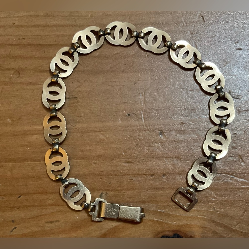 W.E.Richard:woman’s small link about /approximately 8 inch gold plated bracelet